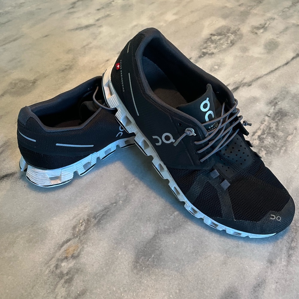 On Cloud men’s running shoes in Black size 8.5